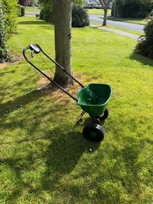 rotary lawn spreader