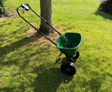 rotary lawn spreader