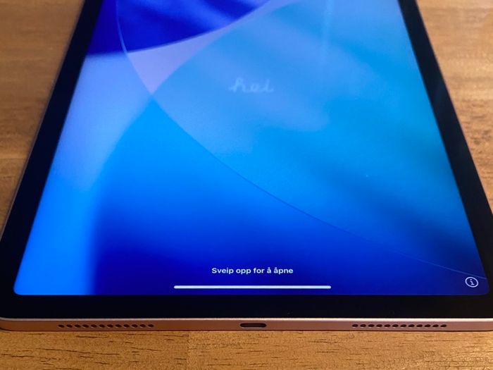 iPad Air 4 in Rose Gold, 64GB mint condition with apple pencil