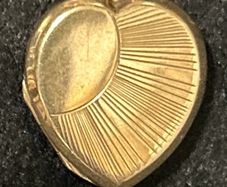 9ct gold hinged heart pendant locket