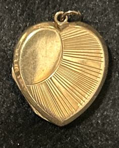 9ct gold hinged heart pendant locket