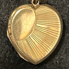 9ct gold hinged heart pendant locket