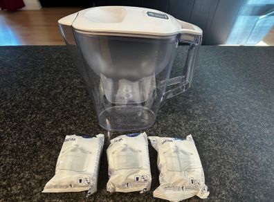 Brita water filter + 3 Maxtra filters