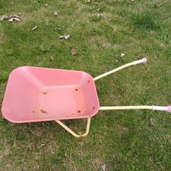 Play wheelbarrow