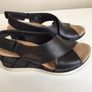 Clarks Ladies Black Leather Wedge Sandals Size 5.5 D Image 4