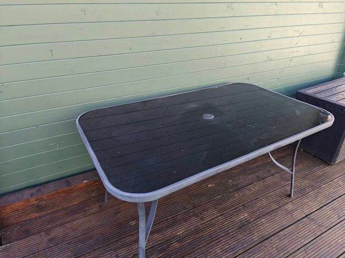 garden table and chairs
