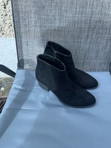 Ladies boots size 4 like new