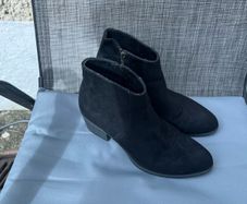 Ladies boots size 4 like new