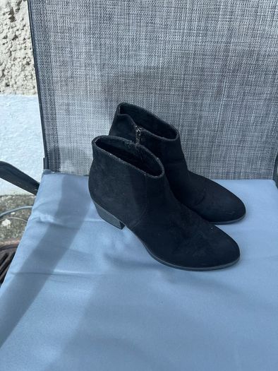 Ladies boots size 4 like new