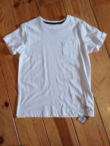 BNWT Age 8-9 White Pocket Teeshirt