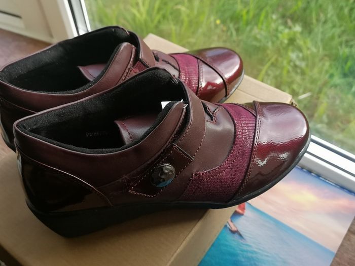 Pavers UK 6 brand new shoes wedges in Burgundy super comfy