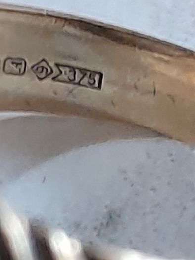 9ct gold ring With cluster diamonds hallmarked 375