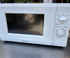 PowerPoint Microwave Old & rusty but Can be seen working.