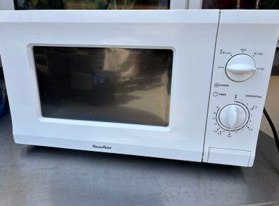 PowerPoint Microwave Old & rusty but Can be seen working.