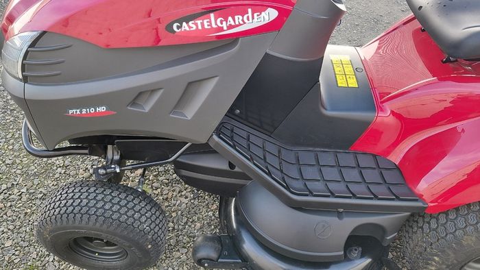 Castlegarden PTX 210 HD "40" Ride on Lawnmower .. like new . Perfect condition . Used only a couple of times