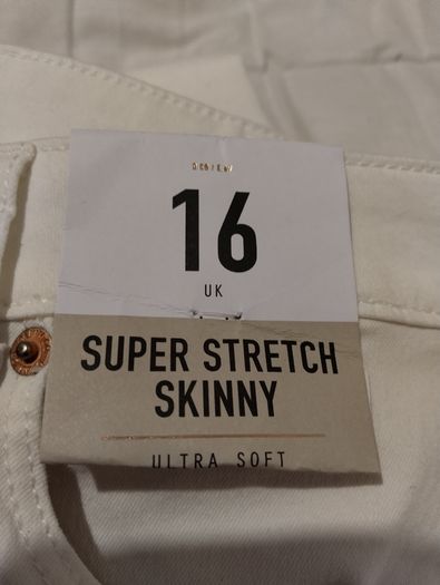 White Super stretch Jeans, New With Tags