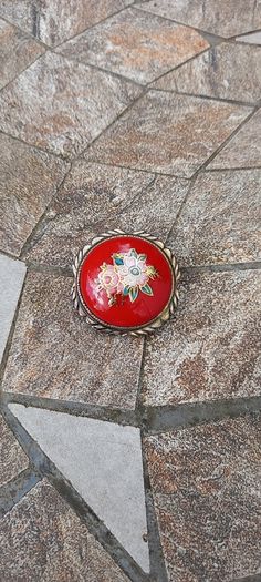 Vintage jewelry is sold individually for 5 to 10 euros