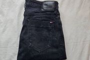 Tommy hilfiger slim scanton Size 32/32 zip fly in good condition