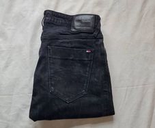Tommy hilfiger slim scanton Size 32/32 zip fly in good condition