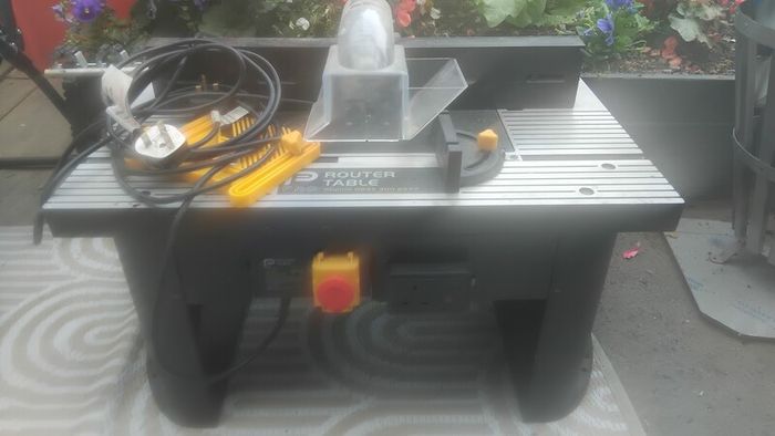 Router table with router