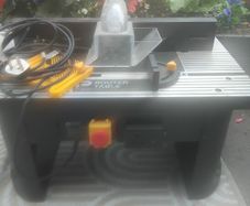Router table with router