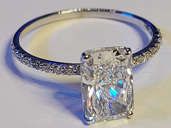 14k Gold ring with 2.09 ct Lab-Grown Diamonds, 1.89 ct main diamond cerified by IGI Laser inscripted
