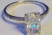 14k Gold ring with 2.09 ct Lab-Grown Diamonds, 1.89 ct main diamond cerified by IGI Laser inscripted