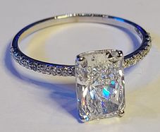 14k Gold ring with 2.09 ct Lab-Grown Diamonds, 1.89 ct main diamond cerified by IGI Laser inscripted
