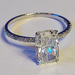 14k Gold ring with 2.09 ct Lab-Grown Diamonds, 1.89 ct main diamond cerified by IGI Laser inscripted