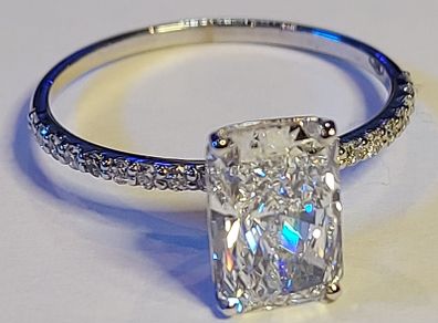 14k Gold ring with 2.09 ct Lab-Grown Diamonds, 1.89 ct main diamond cerified by IGI Laser inscripted