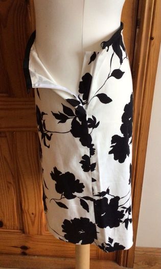 Principles Petites Ladies Black and White Cotton Blend 2 Piece skirt and Top Set 12/14  including postage