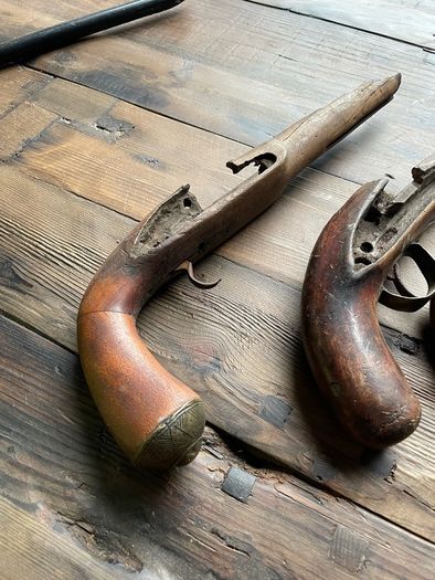 A sundry lot of military collectables.