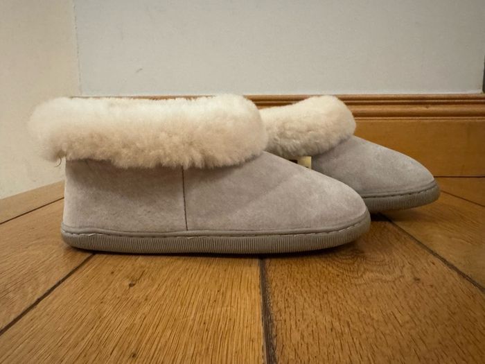 sheep skin slippers size 4 -5 UK
