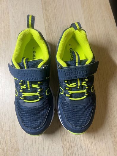 Brand new Navy GULLIVER kids runners with lights size UK 12-12.5 kids
