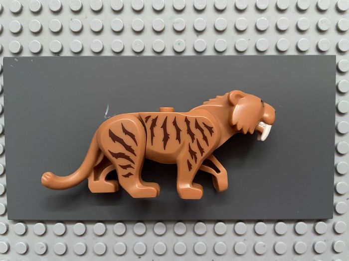 lego animal Cat, Large (Saber-Toothed Tiger) with Light Yellow Eyes, Long Teeth and Reddish Brown Stripes Pattern