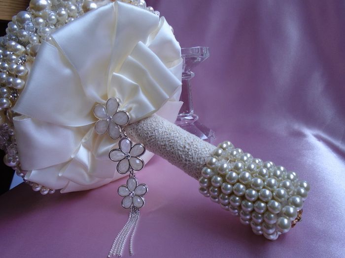 Custom made luxury pearls  bouquet handmade crystal ivory brooch
