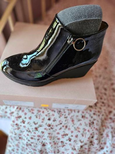 womens black patent boots