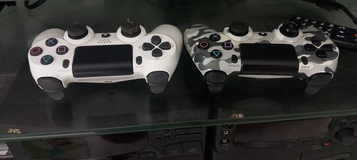2 PS4 controller