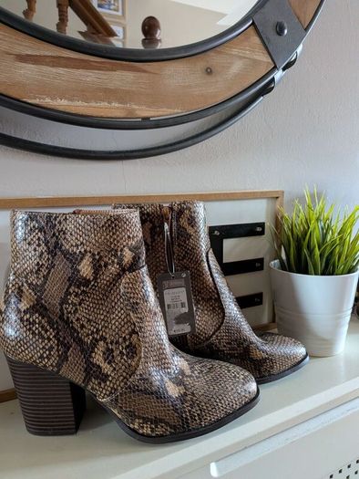 High heel boots