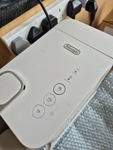 Coffee machine: DeLonghi Nespresso Lattissima One