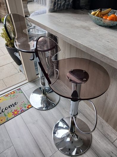 2 bar stools