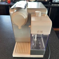 Nespresso DeLonghi Lattissma .