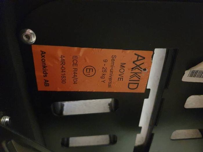 Axkid Move resurfacing carseat