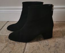 Black suede boots (Topshop)