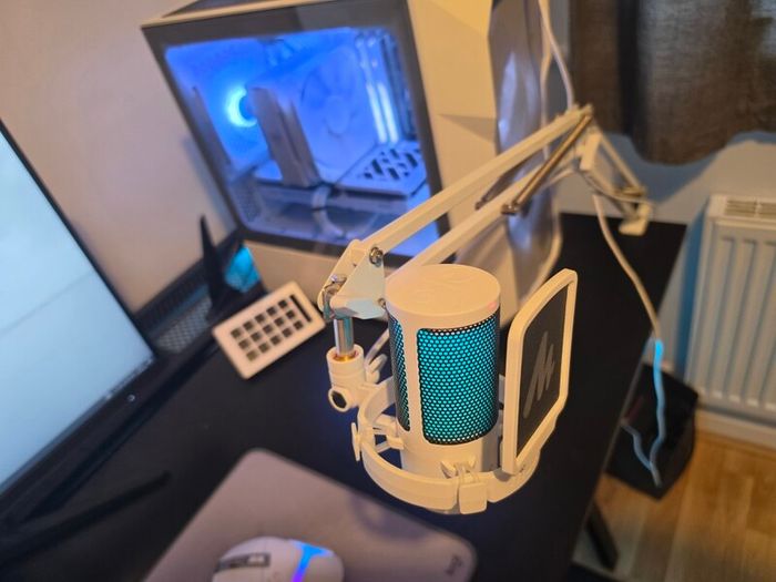 High End White build Gaming PC / streaming set up