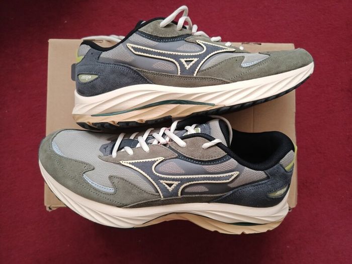 Brand new Mizuno Wave rider 44 EU 9.5 UK