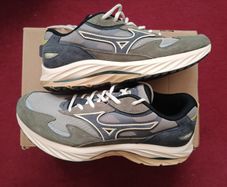 Brand new Mizuno Wave rider 44 EU 9.5 UK