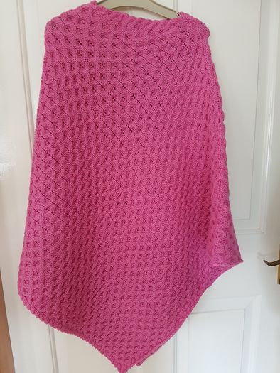 BNWT - blarney Woollen Mills Aran Poncho