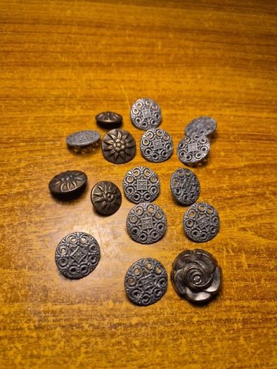 Vintage illustrated buttons, set of 17.