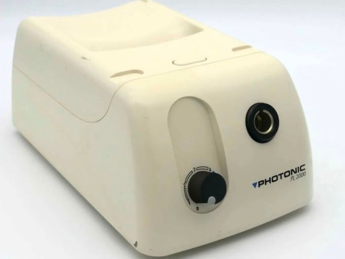 Photonic PL2000 microscope light source with O-ring light guide